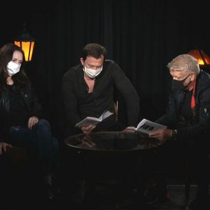 .herci čítajú divadelnú hru Smith & Wesson od Alessandra Baricca
