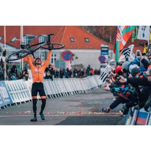 #153 Van der Poel zlomil dúhovú kliatbu, cestná sezóna sa rozbieha