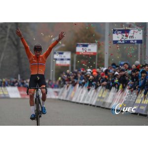 #49 Jazdil Cancellara s motorom? Van der Poel ničí konkurenciu aj bez neho