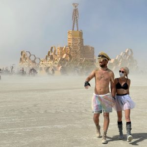 S10E3: BURNING MAN s Travelistanom: Prvohoriči