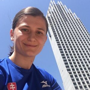 57 V CIELI MA VŽDY ČAKÁ ŽINENKA – Chomaničová Kamila – beh do schodov