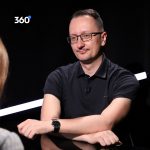 Jozef Karika: “Žijem v malom meste, pre písanie je to na nezaplatenie. Autori vo veľkých mestách sú často uzavretí v bubline” episode thumbnail