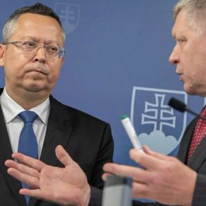 Ranný brífing: Fico sa zbavuje zodpovednosti za konsolidáciu a ústava mu už odpadla od chuti