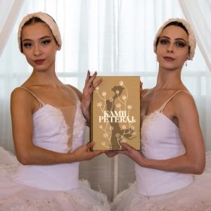 Zlatá kniha Kamila Peteraja. Unikátne dielo obsahom, vizuálnym prevedením aj darčekmi