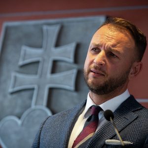 Výber Beaty Balogovej: Šutaj Eštok rozdáva rady na prežitie. Ale pred kým vlastne?