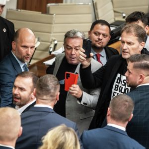 Výber Beaty Balogovej: Deň, keď sa v parlamente otvorili brány pekla a vyrojili sa bitkári