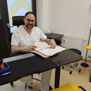 Lekár Teodor Bachleda: Za každým z nás je príbeh, ktorý pacienti často nevidia