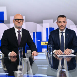 Na telo (2. 3.): Tomáš Drucker (Hlas-SD) a Branislav Gröhling (SaS)