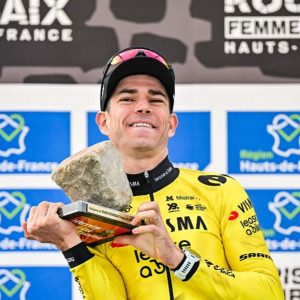 Van Aert má životný triumf, Pogačarovi Roubaix opäť ušlo