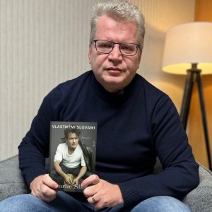 „Charlie Sheen? To je sex, drogy a šoubiznis,“ tvrdí o autobiografii herca Juraj Čurný